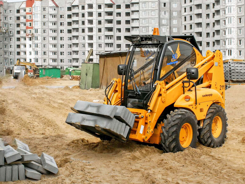 Погрузчик универсальный с бортовым поворотом АМКОДОР 211